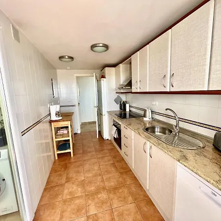 Penthouse Mit Private Dachterrasse Und Blick Auf Meer, Berge ,hafen